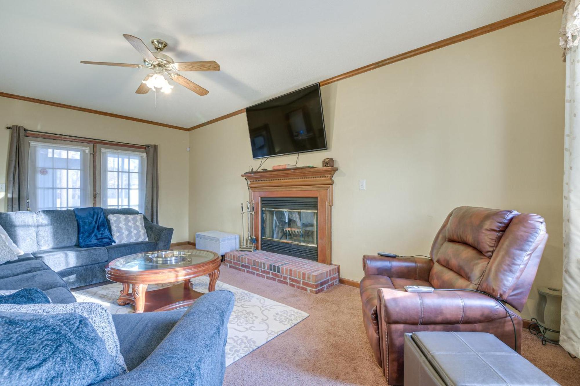 Lovely Fayetteville Home Deck And Fireplace! מראה חיצוני תמונה